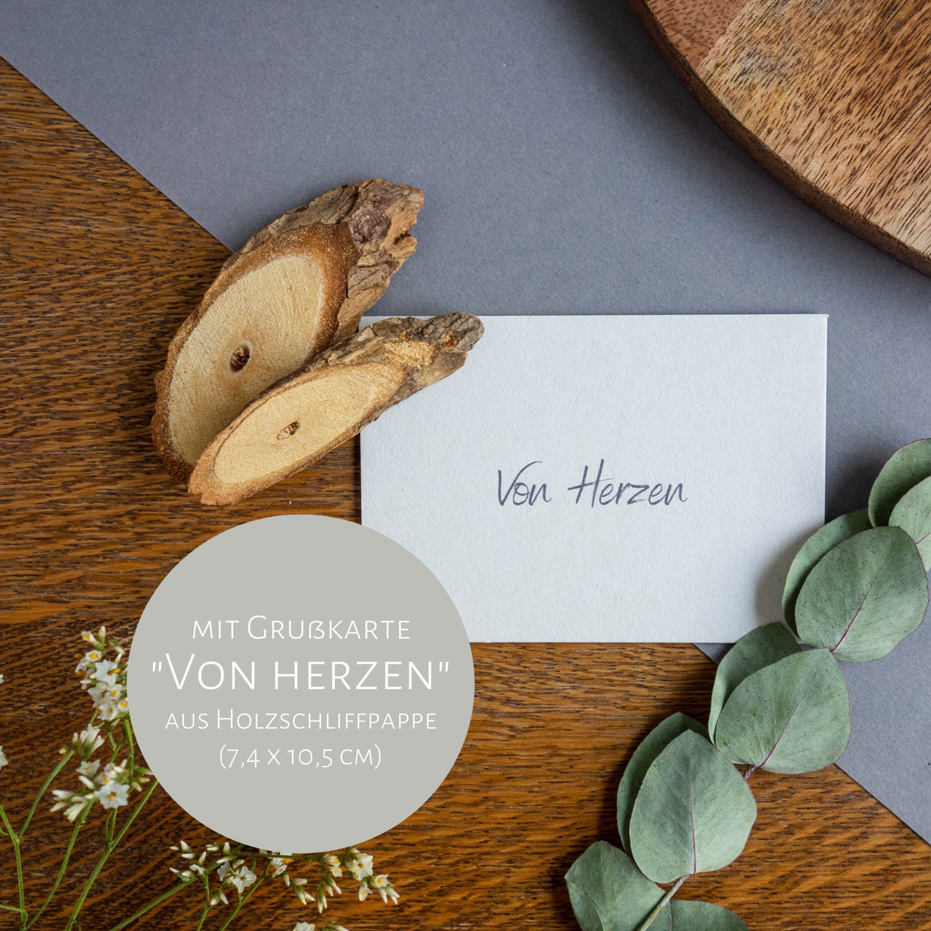 Close Up Grußkarte "Von Herzen" aus Holzschliffpappe.