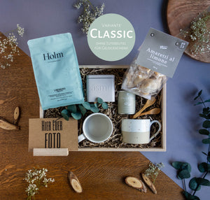 Bild in Slideshow öffnen, Nachhaltige Holzbox gefüllt mit ayurvedischem Tee, Eulenschnitt Tassen &quot;love&quot;, Fotogruß und nachhaltig gehandeltem Kaffee.
