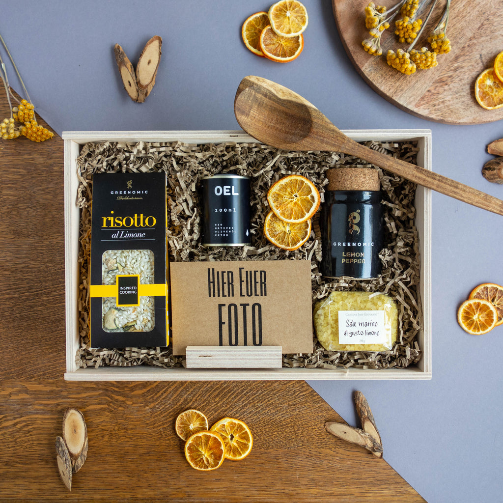 Holzbox gefüllt mit Risotto, Fotogruß und Holzhalter, Zitronenpfeffer, Olivenöl und Zitronensalz.