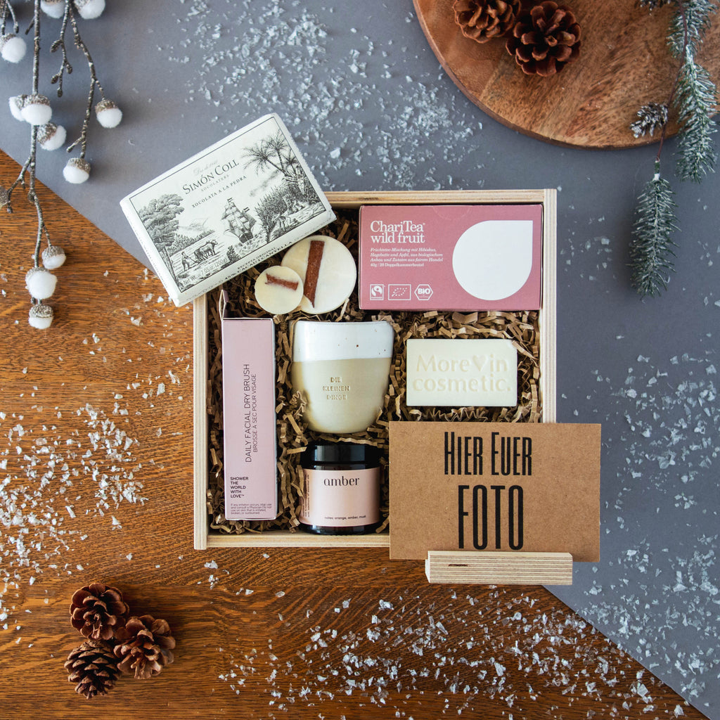 Geschenkbox gefüllt mit Becher "die kleinen Dinge" von Eulenschnitt, ChariTea, Trinkschokolade, veganer Soja-Kerze und Fotogruß.