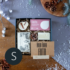 Bild in Slideshow öffnen, Geschenkbox mit veganer Gesichtsseife, Duftwachs, Tee und Trinkschokolade.
